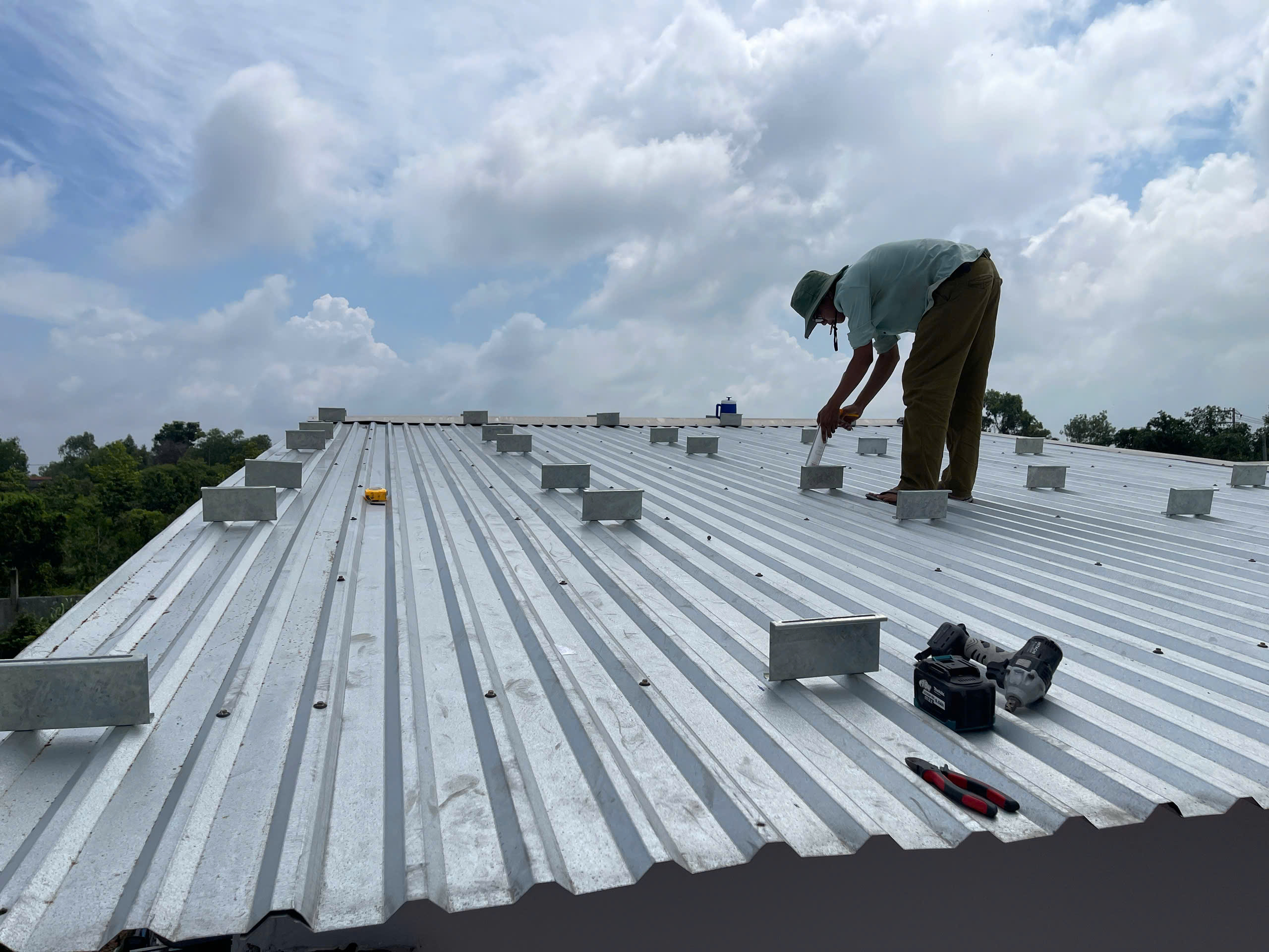 Dự Án Điện Năng Lượng Mặt Trời Hybrid 12kWp Tại Khu Vui Chơi Thiếu Nhi Đức Hòa, Long An