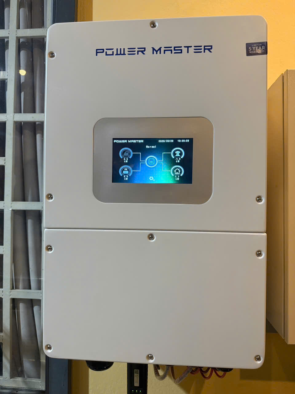 BÀN GIAO HỆ THỐNG ĐIỆN MẶT TRỜI HYBRID 12KW CHO CAFE SALA – GÒ VẤP