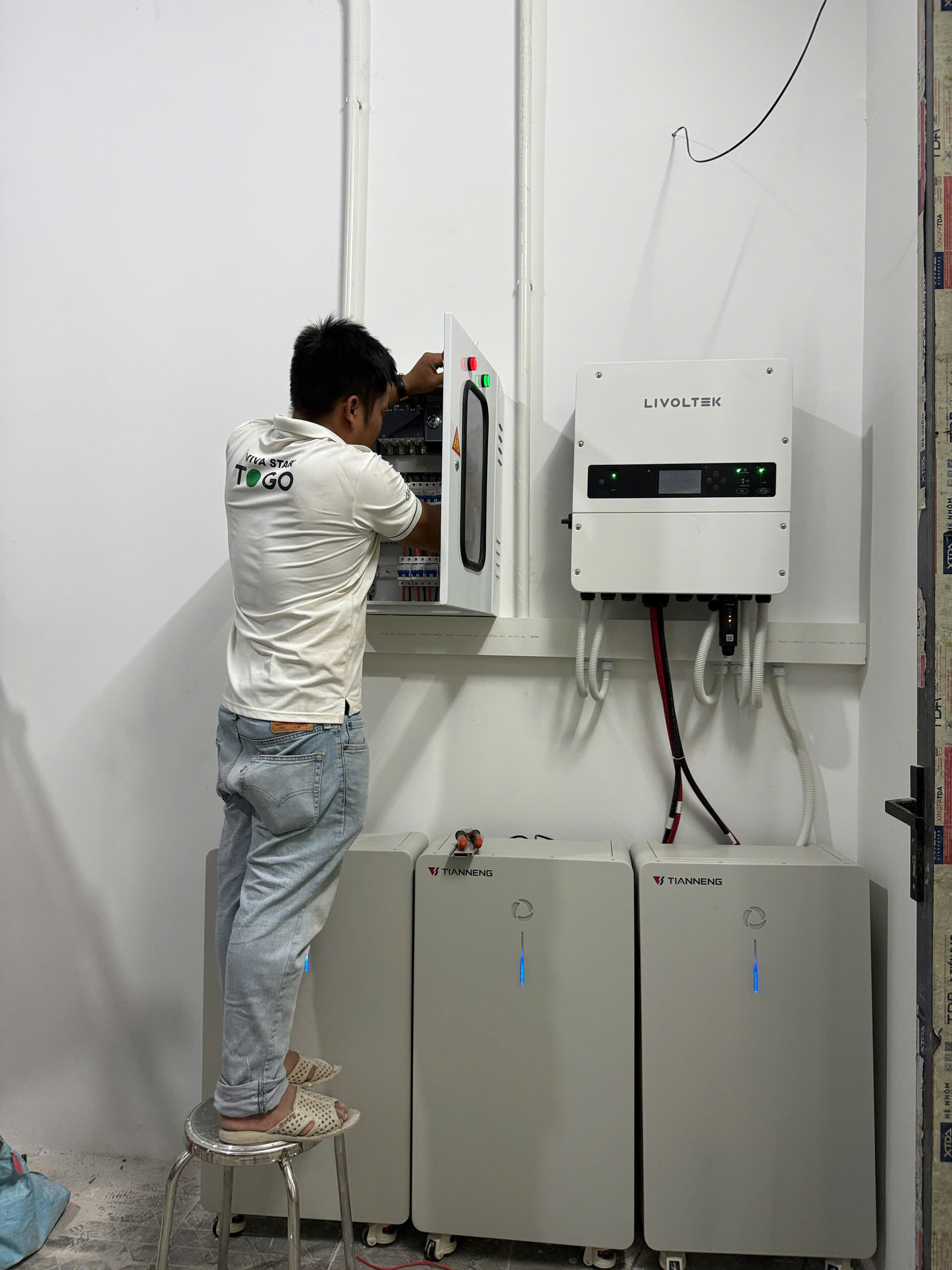 Bàn giao hệ thống điện mặt trời nhà trọ, hệ thống dùng 29 tấm PV AIKO 640Wp, biến tần 12kW hybird Livoltek và 48kWh pin lưu trữ dùng Tianneng