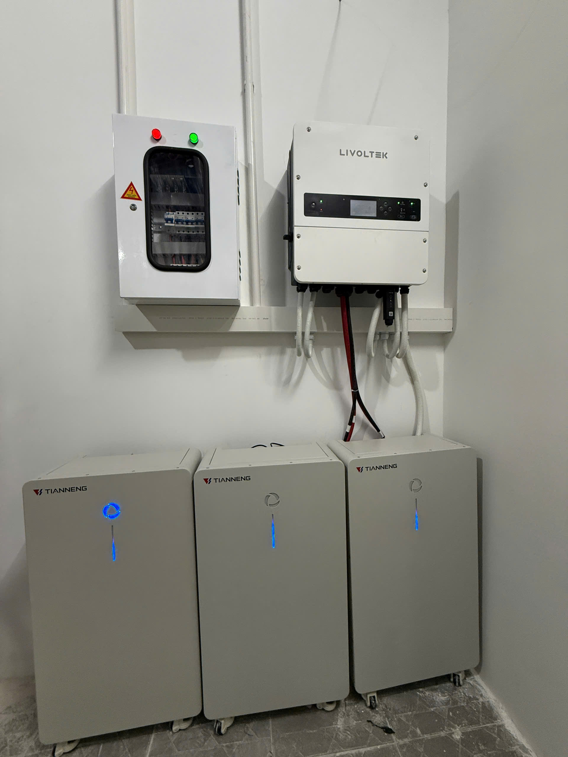 Bàn giao hệ thống điện mặt trời nhà trọ, hệ thống dùng 29 tấm PV AIKO 640Wp, biến tần 12kW hybird Livoltek và 48kWh pin lưu trữ dùng Tianneng