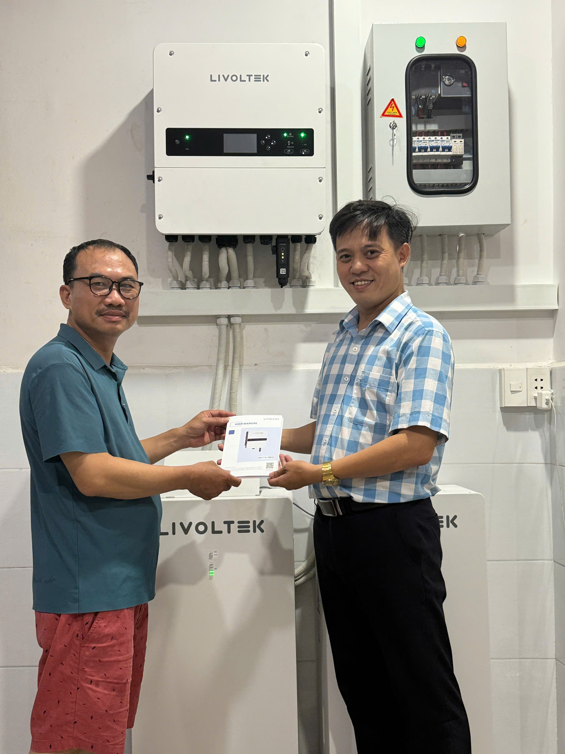 Bàn giao công trình lắp đặt hệ thống điện mặt trời cho Công ty TNHH Vật liệu xây dựng Đức Mạnh tại Phường Bình Chánh, TP. Hồ Chí Minh