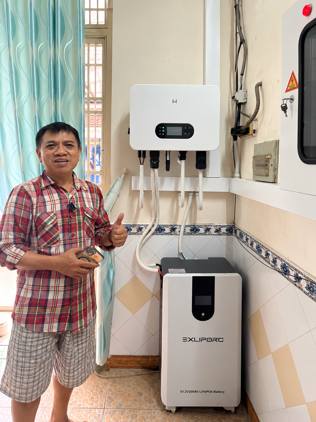 Lắp điện mặt trời 1 pha có lưu trữ cho gia đình anh Dũng Gò Vấp