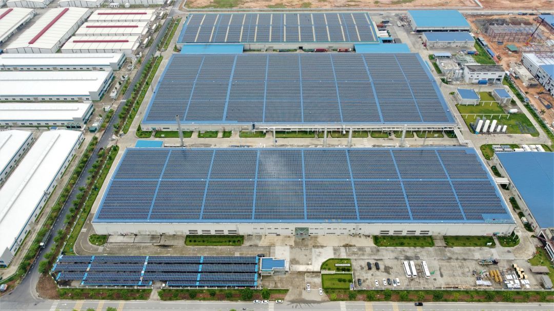 Được sử dụng toàn bộ lượng điện sản xuất ra từ hệ thống năng lượng mặt trời với mức giá chỉ bằng 75% – 85% giá điện từ EVN, tùy vào quy mô và vị trí dự án.