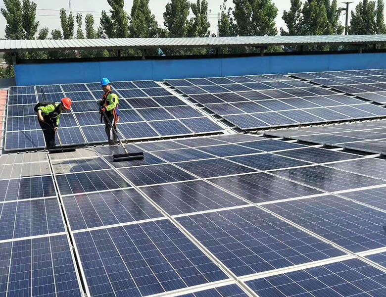 Dùng bàn chải hoặc chổi mềm chuyên dụng để lau pin