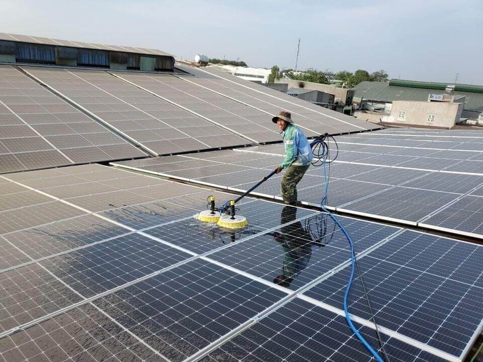 vệ sinh pin năng lượng mặt trời