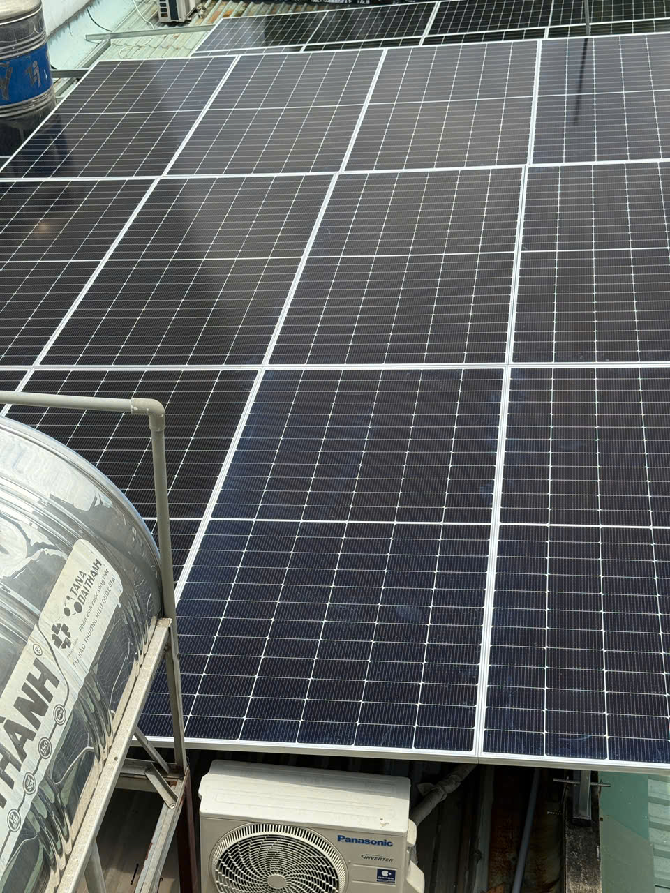 BÀN GIAO HỆ THỐNG ĐIỆN MẶT TRỜI HYBRID 12KW CHO CAFE SALA – GÒ VẤP